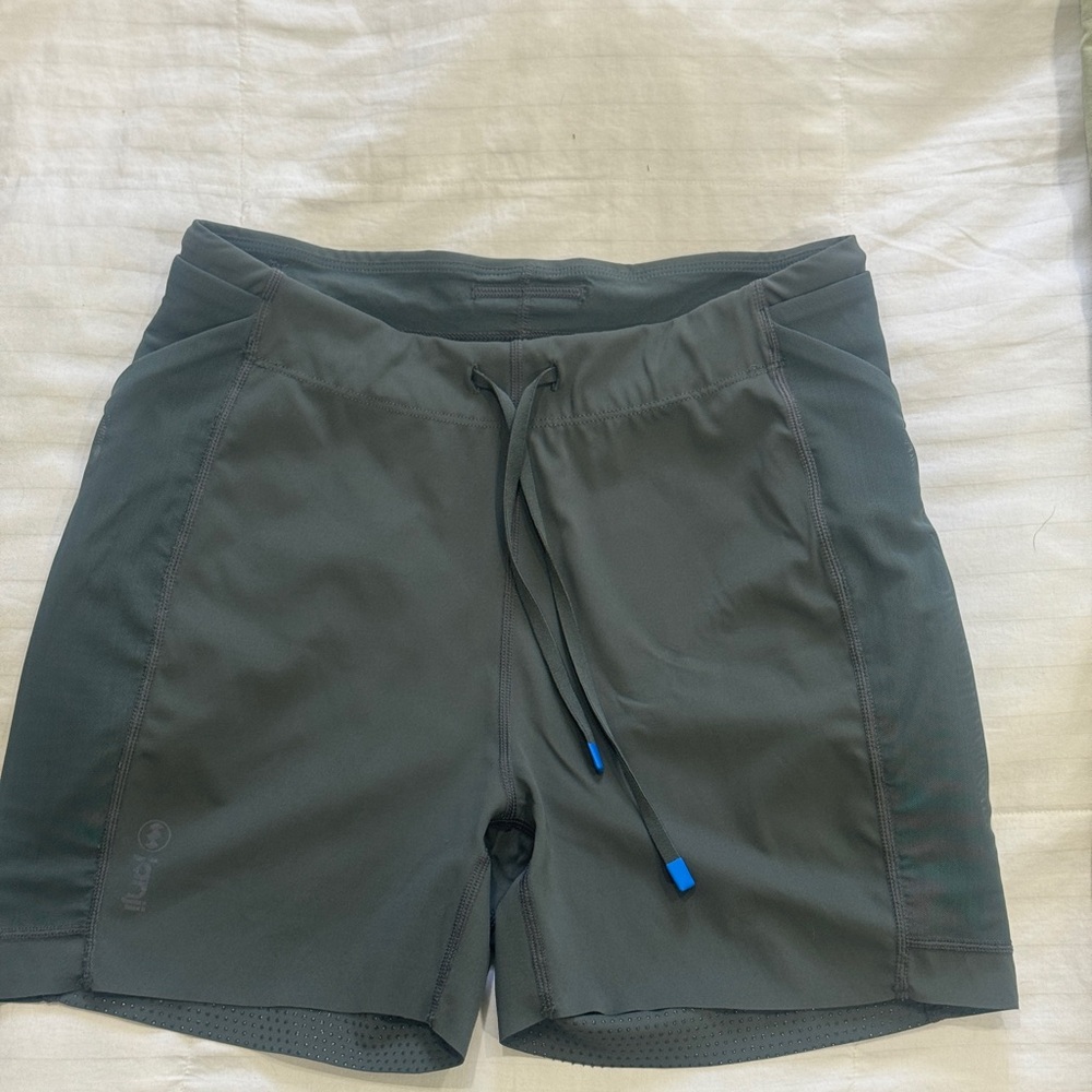 Women’s Janji 4” Trail Short - Dark Gray/ Green